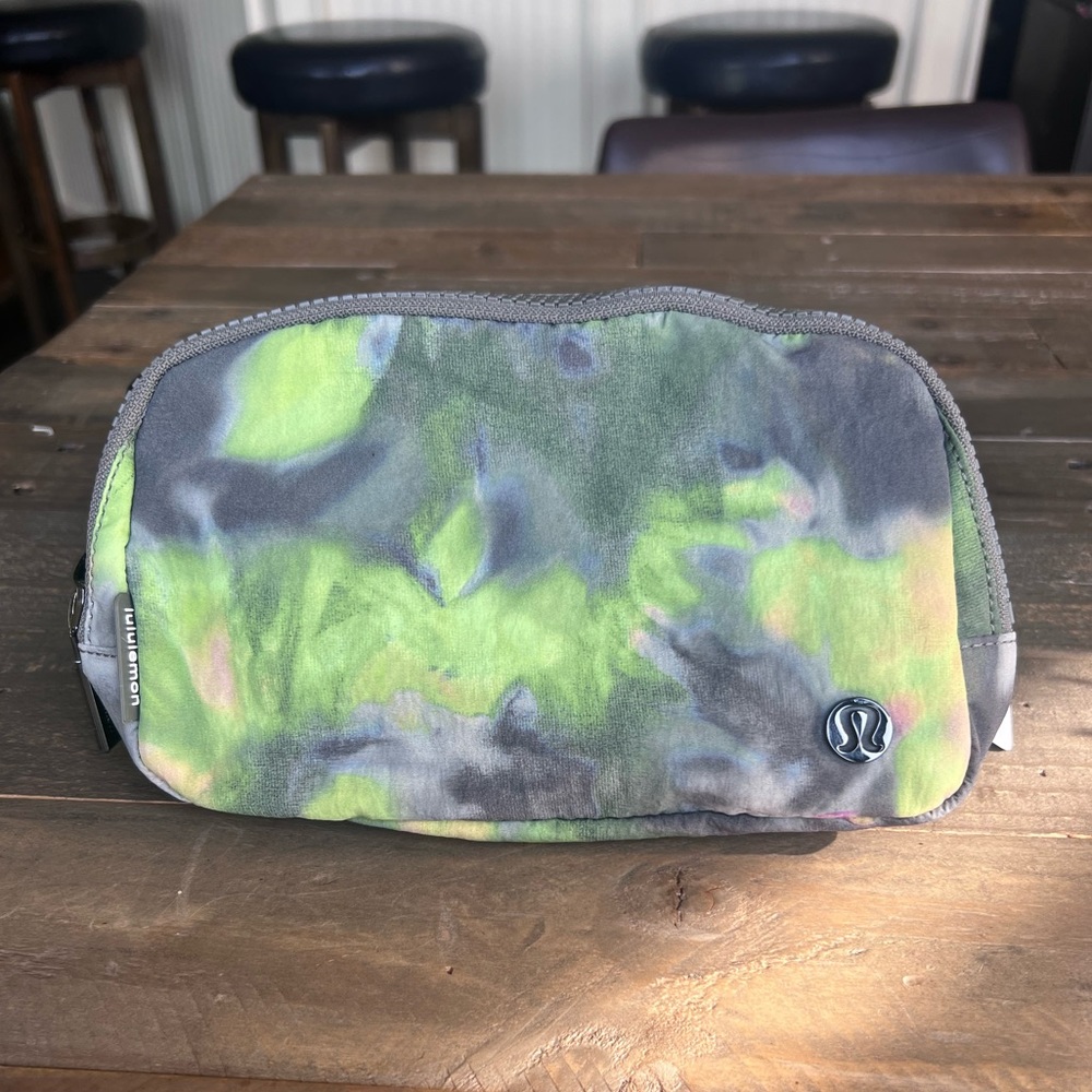 Lululemon Everywhere Belt Bag - Hyper Dye Multi/Rover